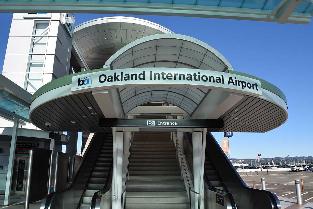 1200px-Entrance_to_Oakland_Airport_BART_Station_28BART_to_OAK_tram29_20201027112640 1200px-Entrance_to_Oakland_Airport_BART_Station_28BART_to_OAK_tram29_20201027112640